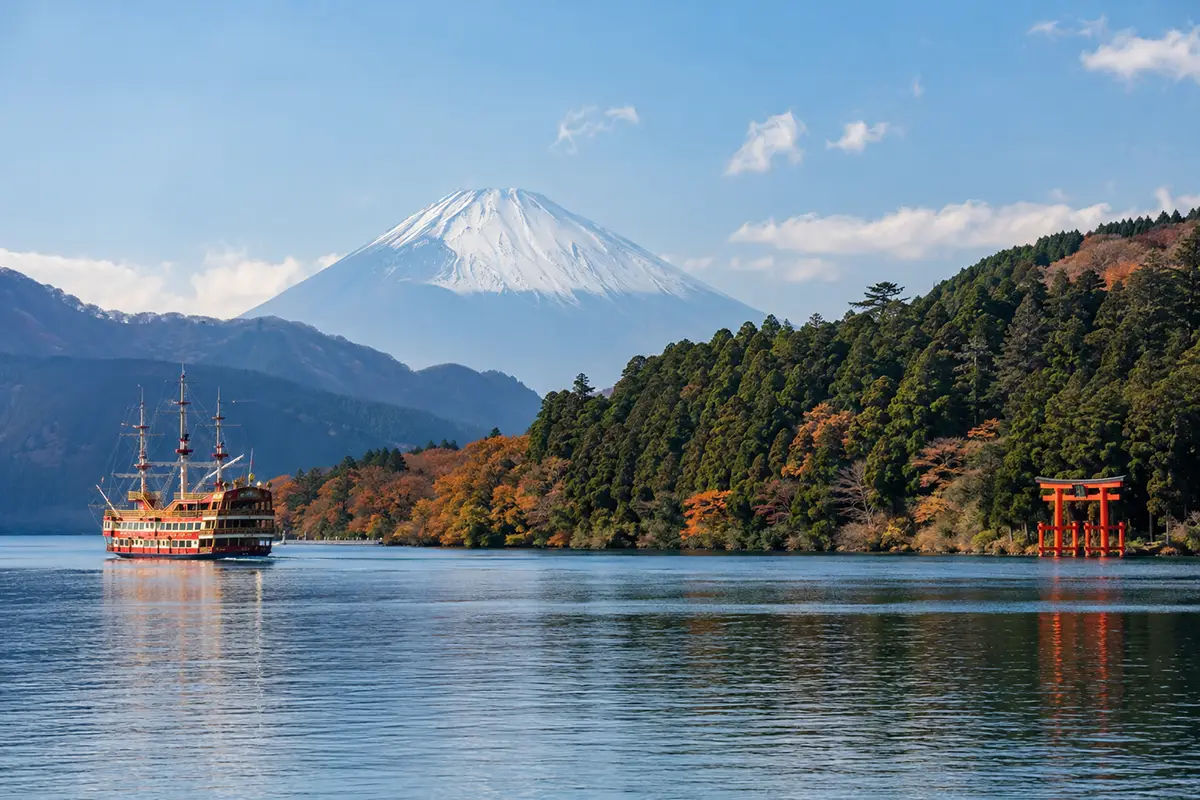 Le lac Ashi à Hakone avec vue sur le mont Fuji