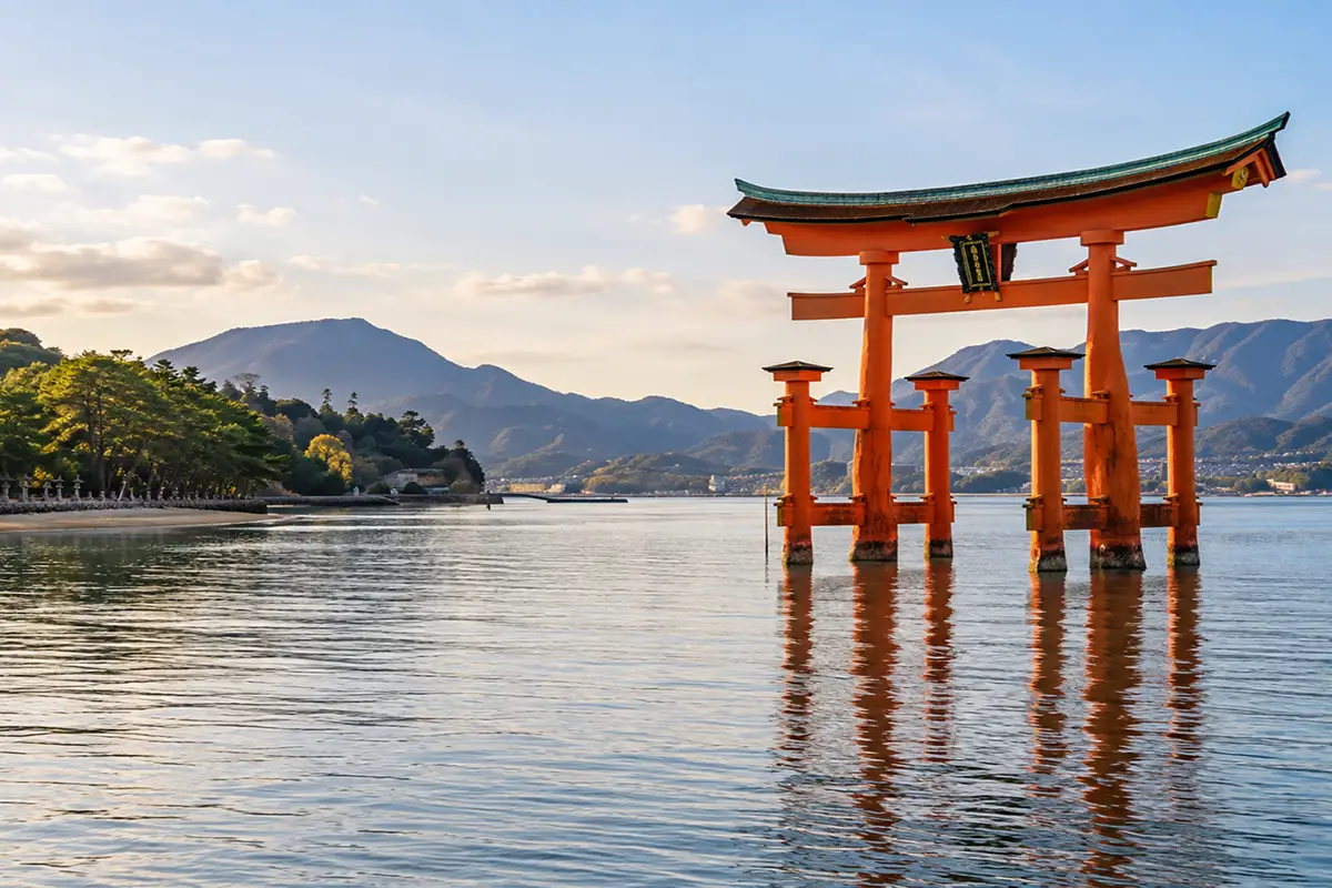 Le torii flottant de Miyajima, accessible avec le Kansai-Hiroshima Area Pass, une alternative au JR Pass
