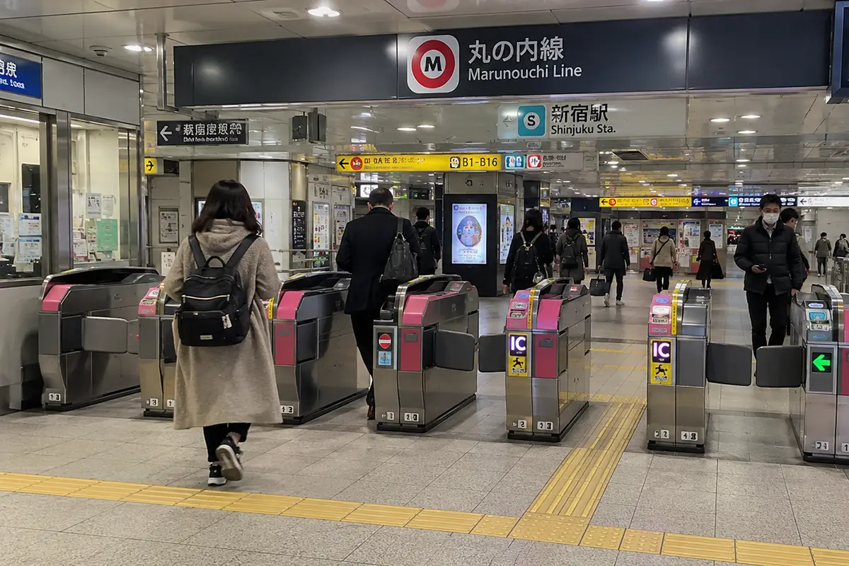 Portiques du métro de Tokyo avec lecteur de carte Suica